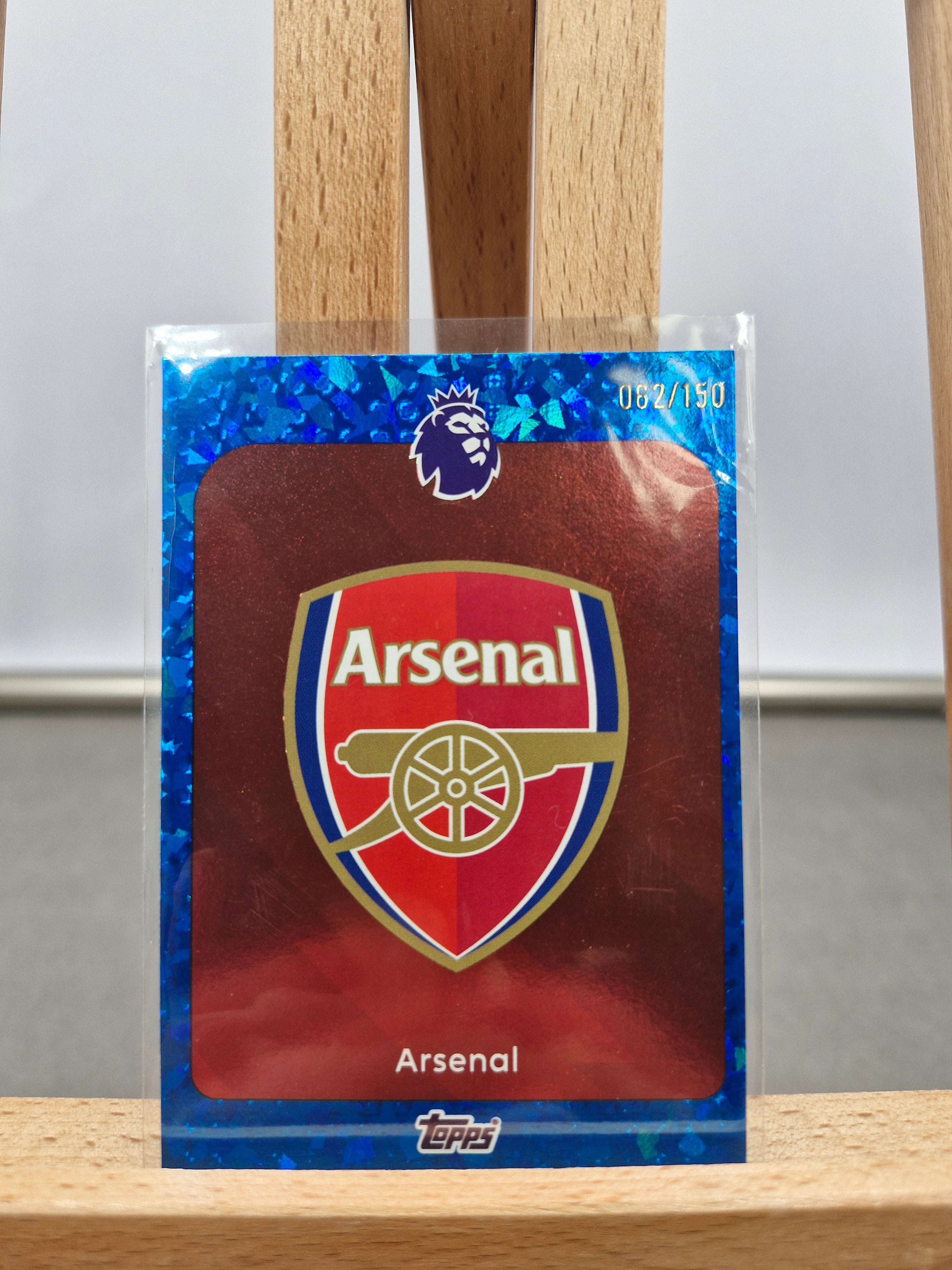 Topps Premier League 2026 - Arsenal Crest Blue Mini Diamond Parallel - Numbered 062/150